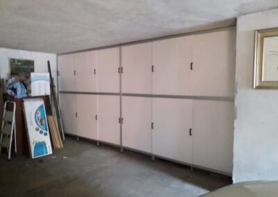 Fila di scaffali in metallo per garage e organizzazione spazi realizzati da Fratelli Amodio a Cologno Monzese e Milano.