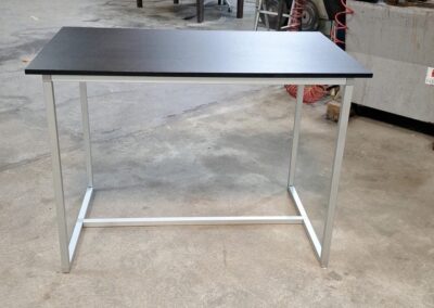Tavolo da scrivania realizzato con strutture componibili da Fratelli Amodio a Cologno Monzese e Milano.
